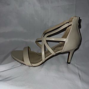NWOT Life Stride Size 12 M Heel 3.75” Front 0.5” Ivory Flex Zip B3